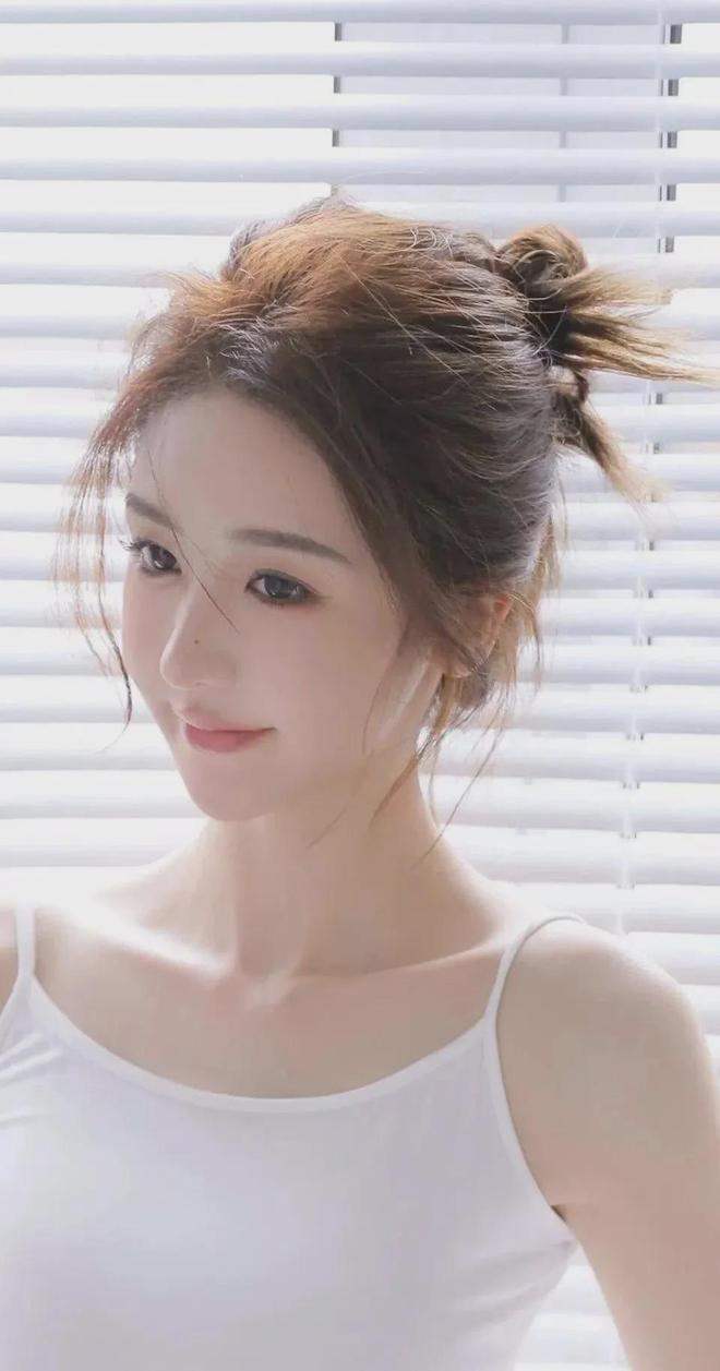 生搂起裙子让男生诵澳门新葡京网站女(图1)
