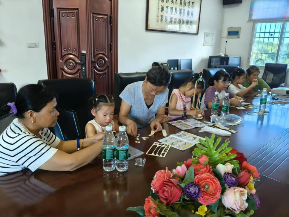 举行儿童益智手工玩具主题活动新葡京博彩江夏山坡河垴社区(图1) 举行儿童益智手工玩具主题活动新葡京博彩江夏山坡河垴社区(图1)